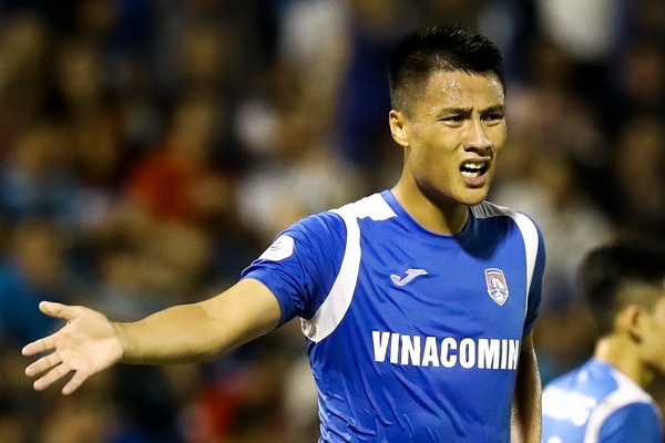 HLV Ngoc Hung: 'CLB Quang Ninh giai the, cau thu doi tien ai?' hinh anh