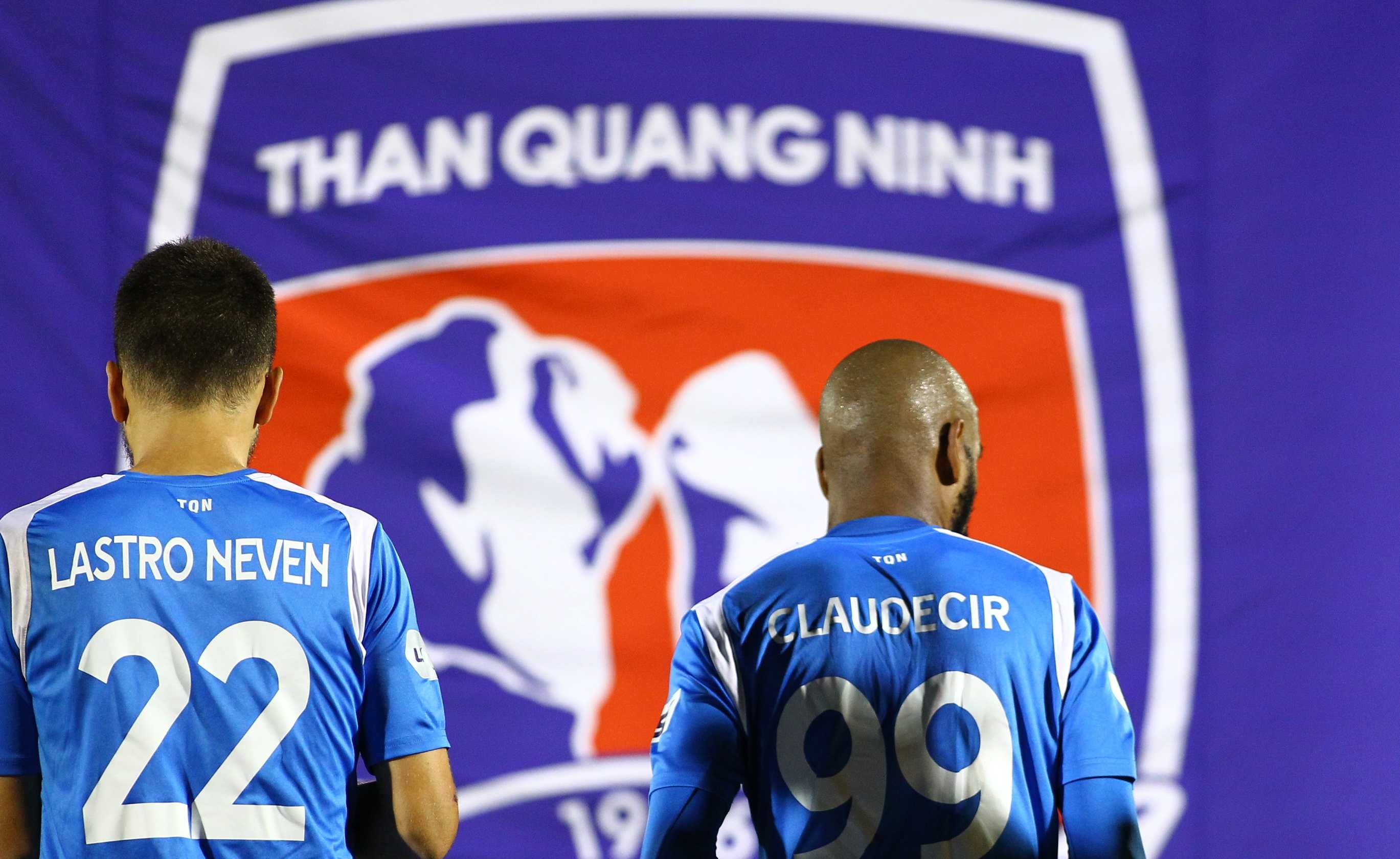 Tuyen thu U19 Viet Nam lam cong nhan khi V.League huy anh 3