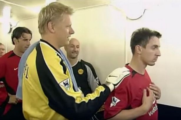 Neville tung khong muon bat tay Peter Schmeichel hinh anh