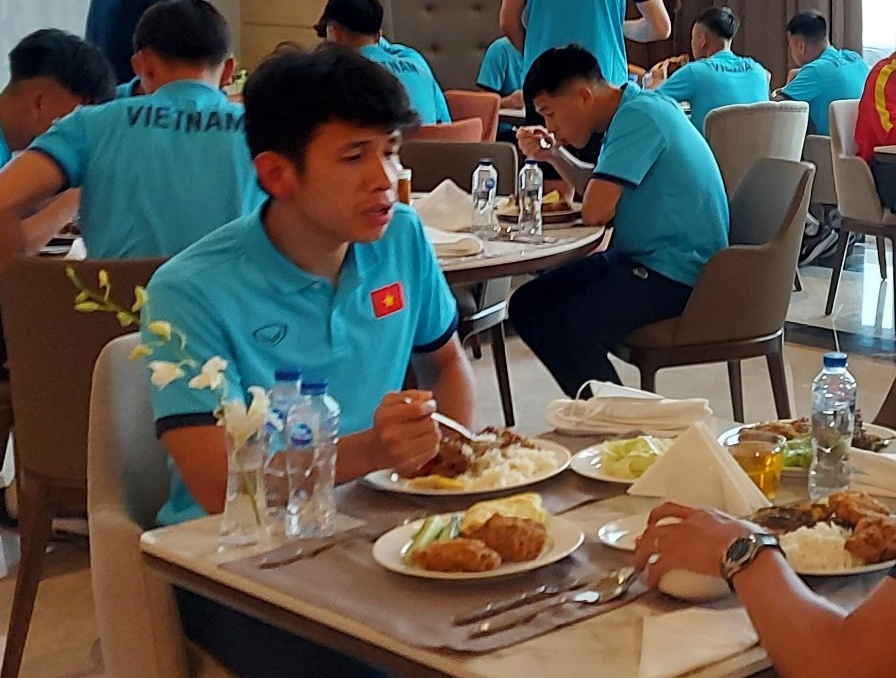 Khach san chuan bi thuc don tung ngay cho tuyen Viet Nam hinh anh