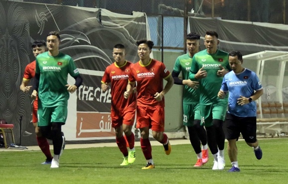 Van Lam duoc trao ao so 1 o tuyen Viet Nam anh 1