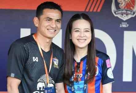 Nu ty phu co the thuyet phuc Kiatisuk nam tuyen Thai Lan hinh anh