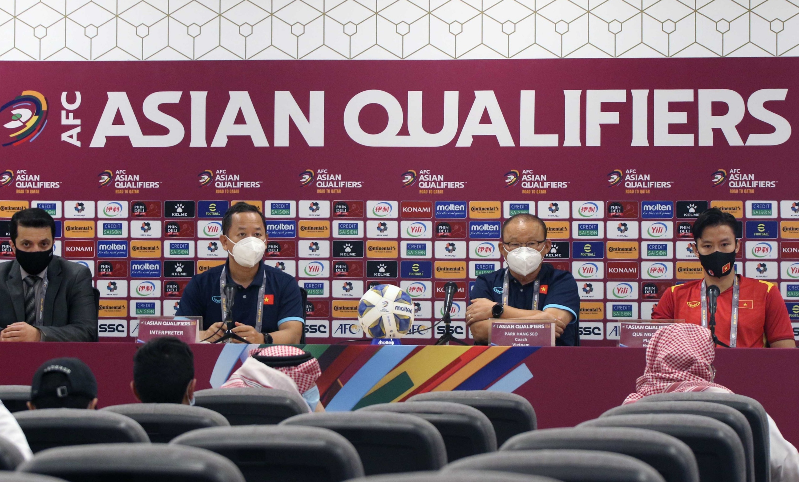 viet nam thua saudi arabia 0-9 anh 1