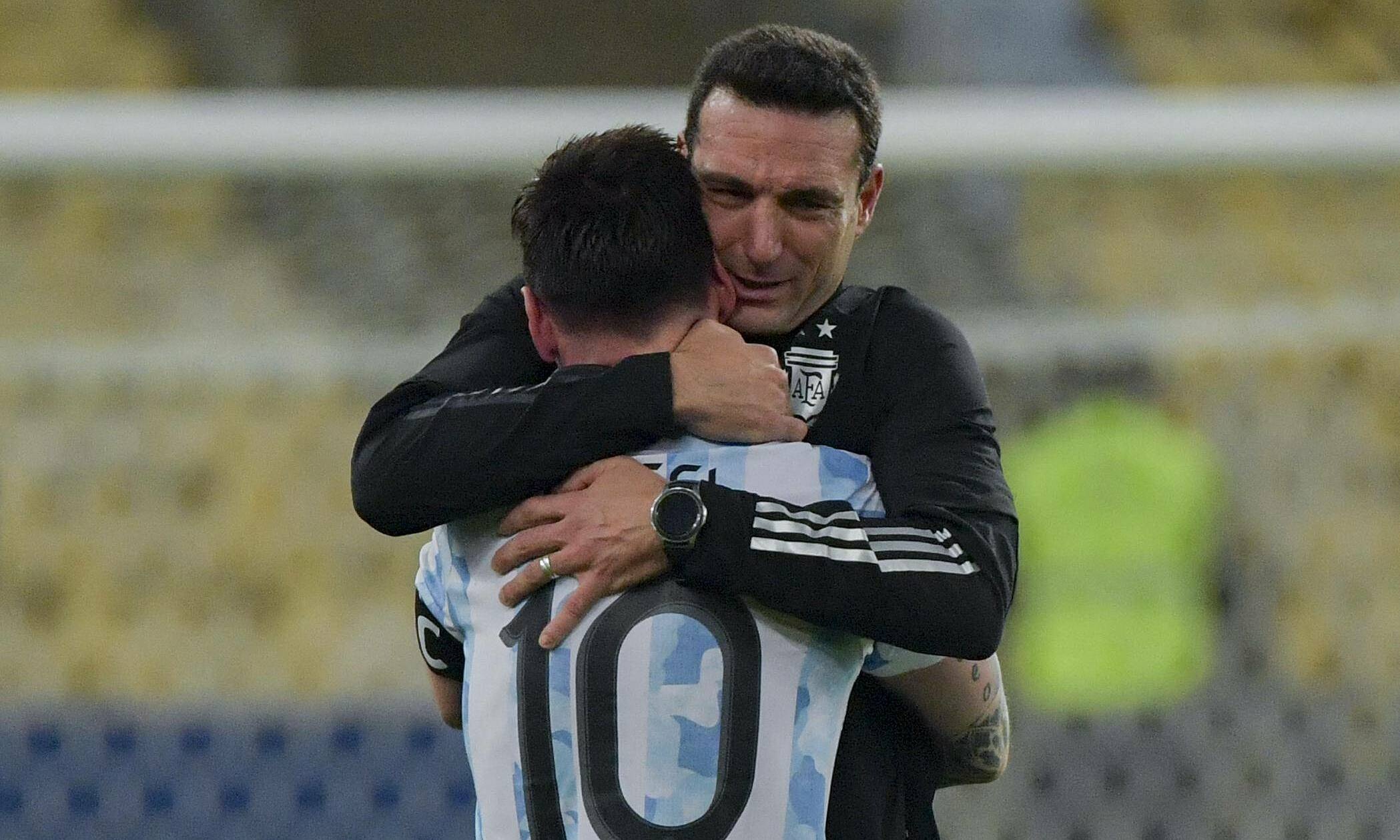 HLV Argentina so hai khi Messi bi dap vao dau goi hinh anh