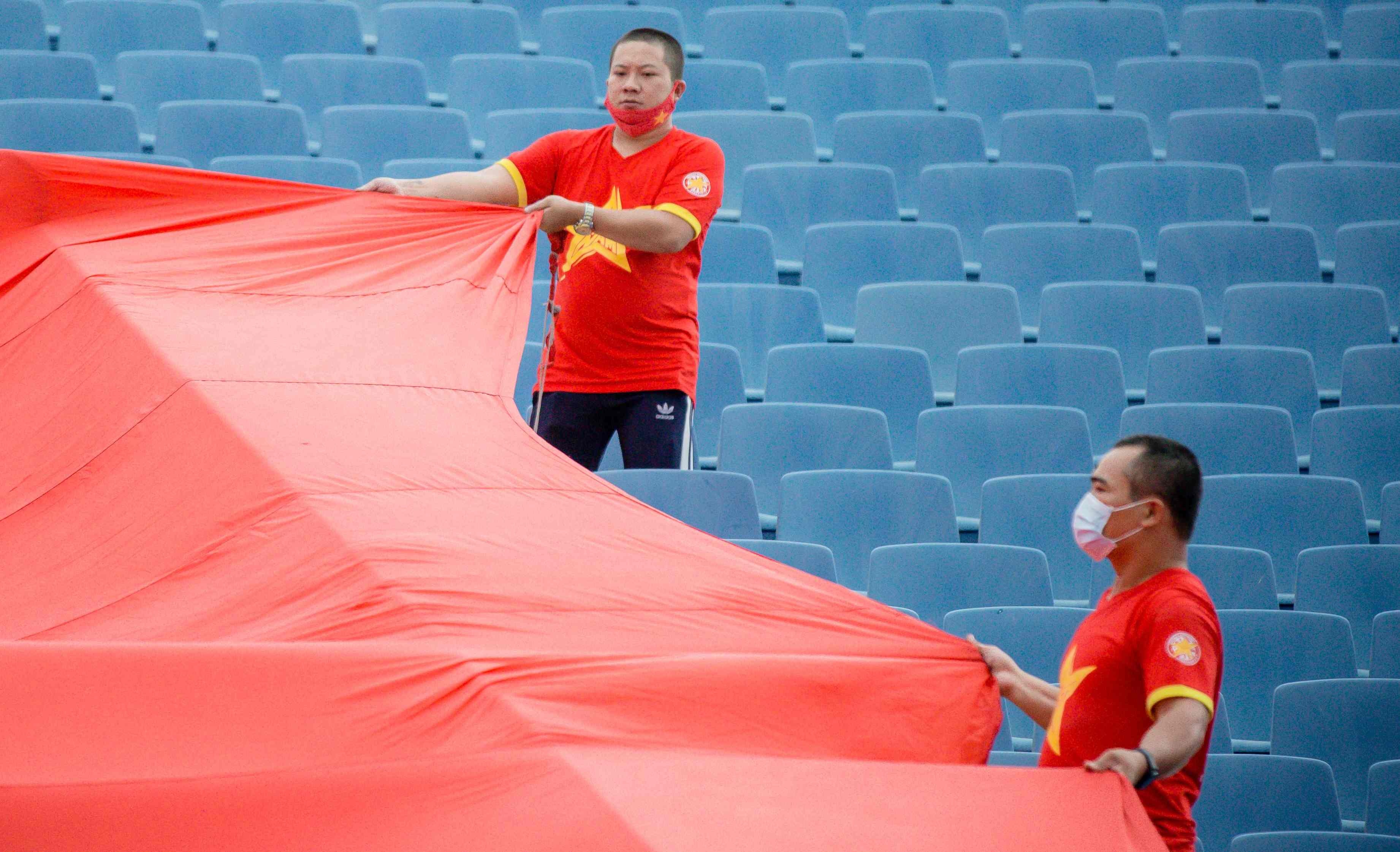 Co dong vien xep dai ky truoc tran Viet Nam gap Australia hinh anh