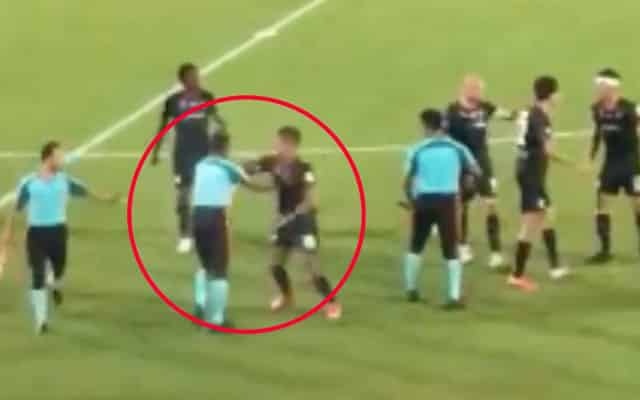 Trong tai Malaysia bi cau thu va HLV duoi danh hinh anh