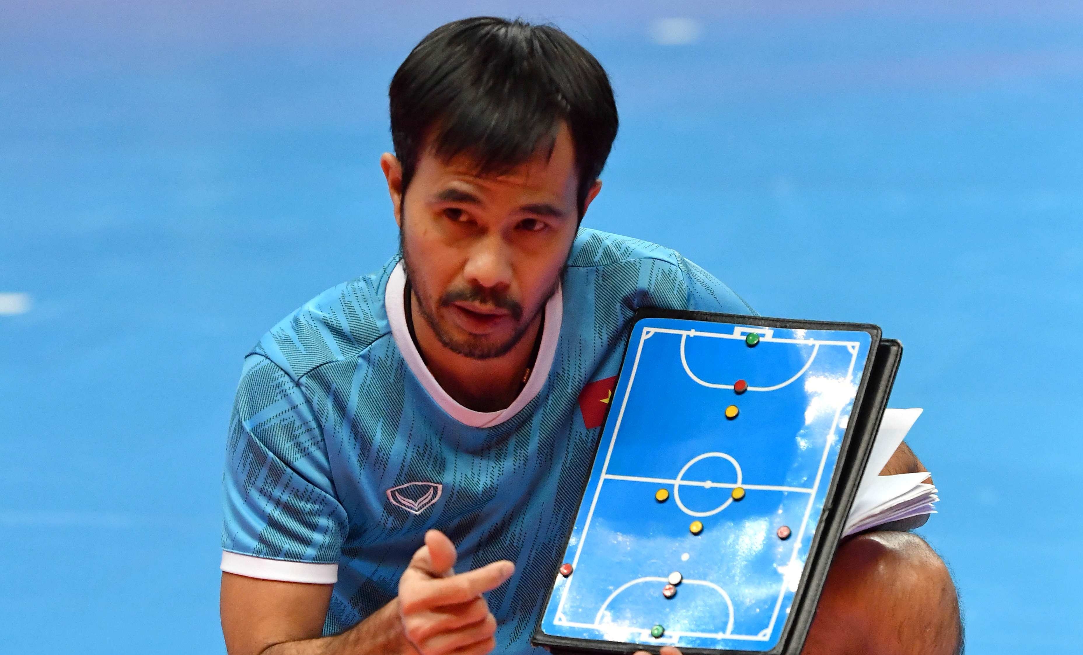 FIFA mua ve cho HLV Pham Minh Giang anh 1