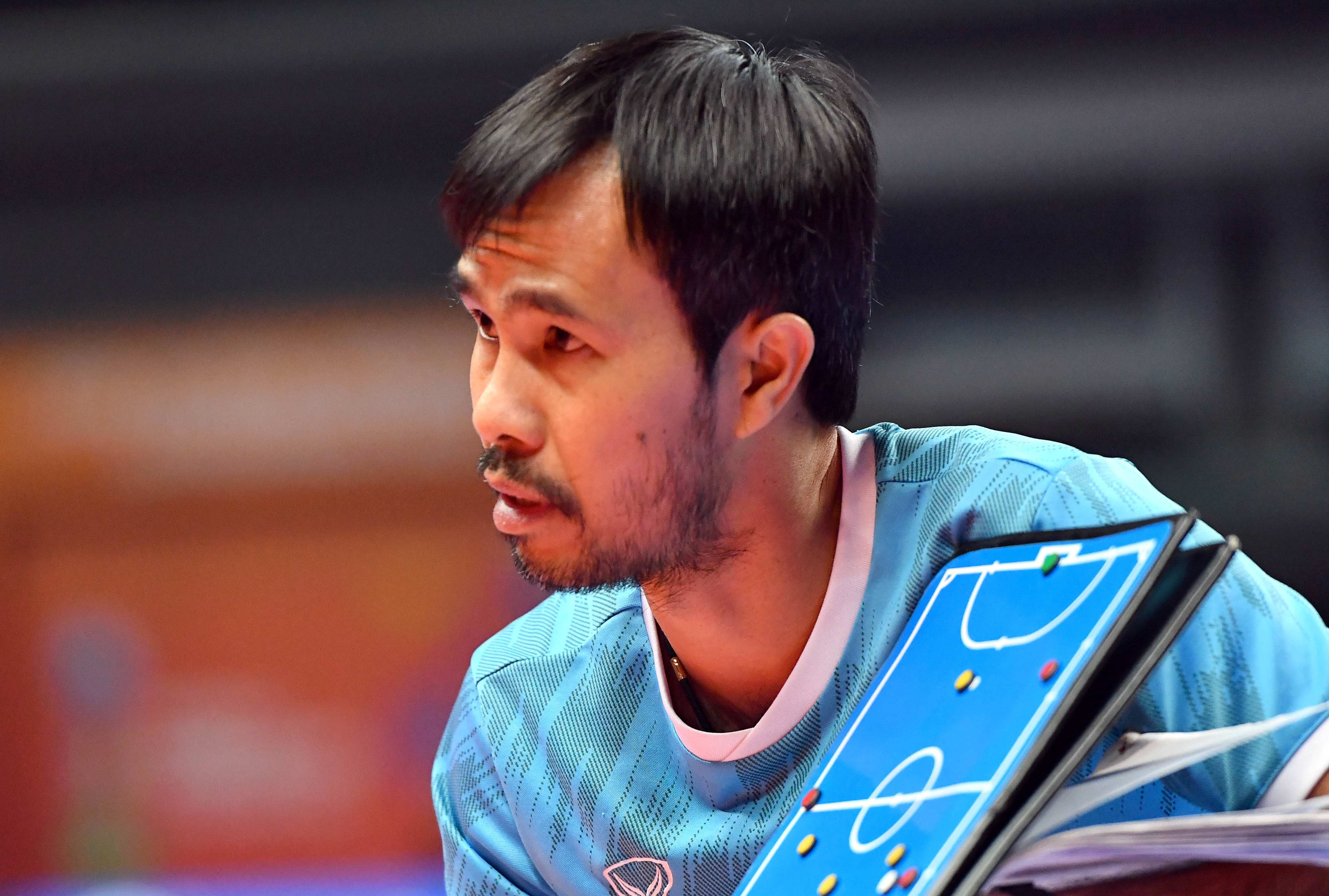 FIFA mua ve cho HLV Pham Minh Giang ve Viet Nam hinh anh