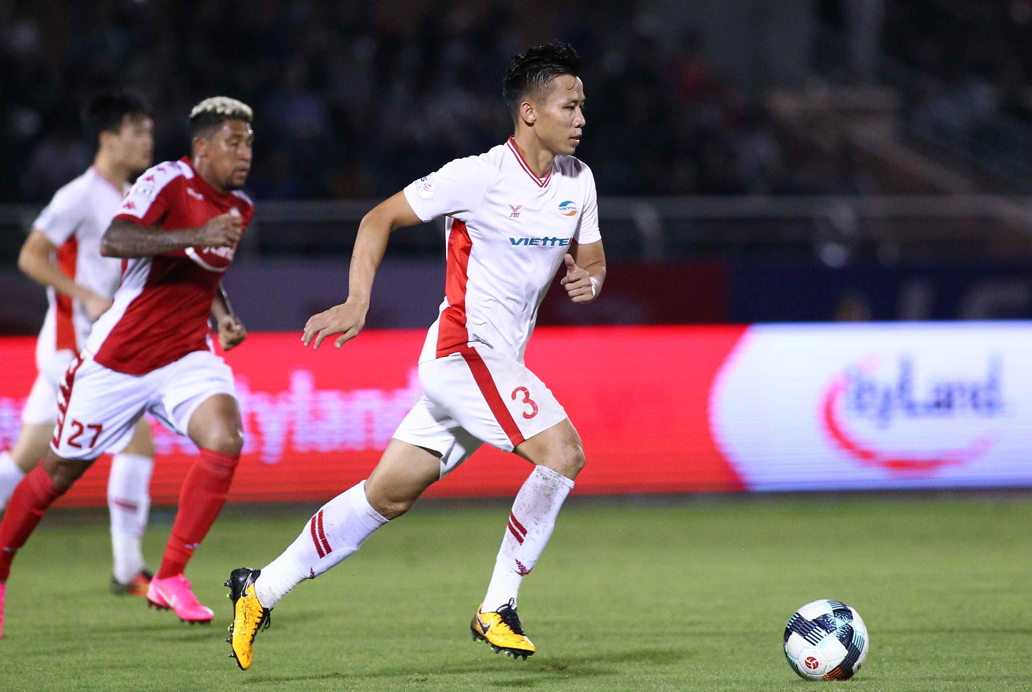 CLB TP.HCM mua hut Que Ngoc Hai anh 2