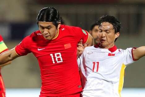 Tuyen Trung Quoc mang 27 cau thu den Viet Nam hinh anh