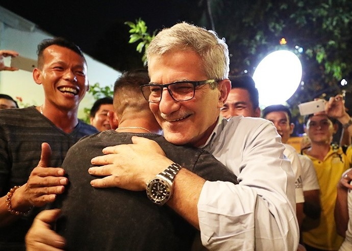 HLV Calisto: 'Toi se tro lai Viet Nam neu co co hoi' hinh anh