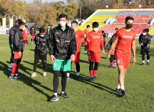 Vi sao U23 Viet Nam phai thi dau tren mat san xau? hinh anh