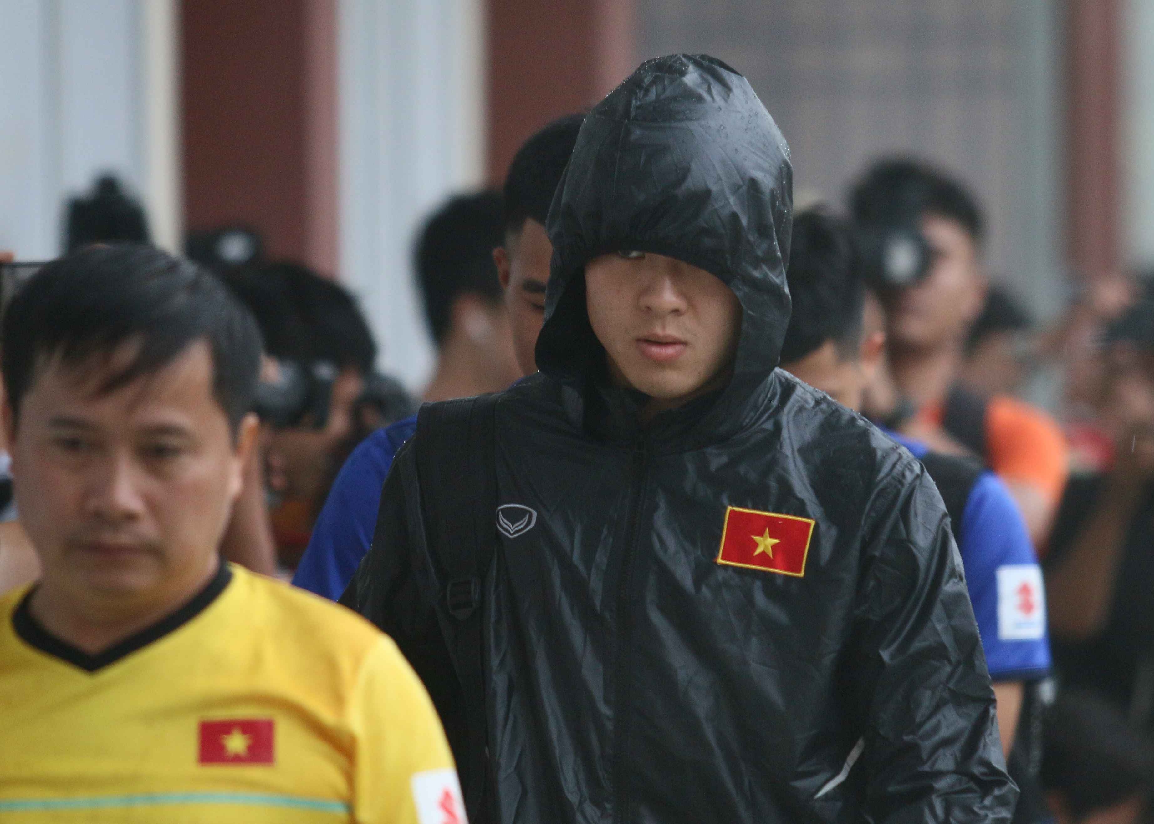 Tuyen Viet Nam huy tap vi mua lon o Ha Noi hinh anh