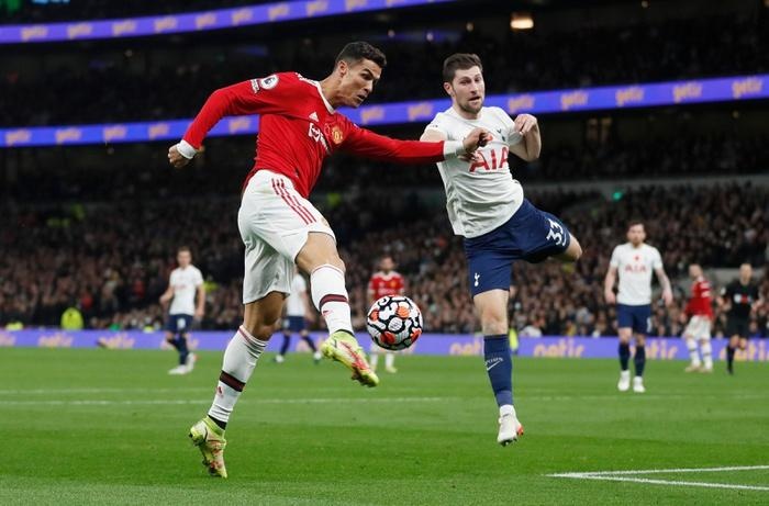 ronaldo toa sang truoc tottenham anh 1