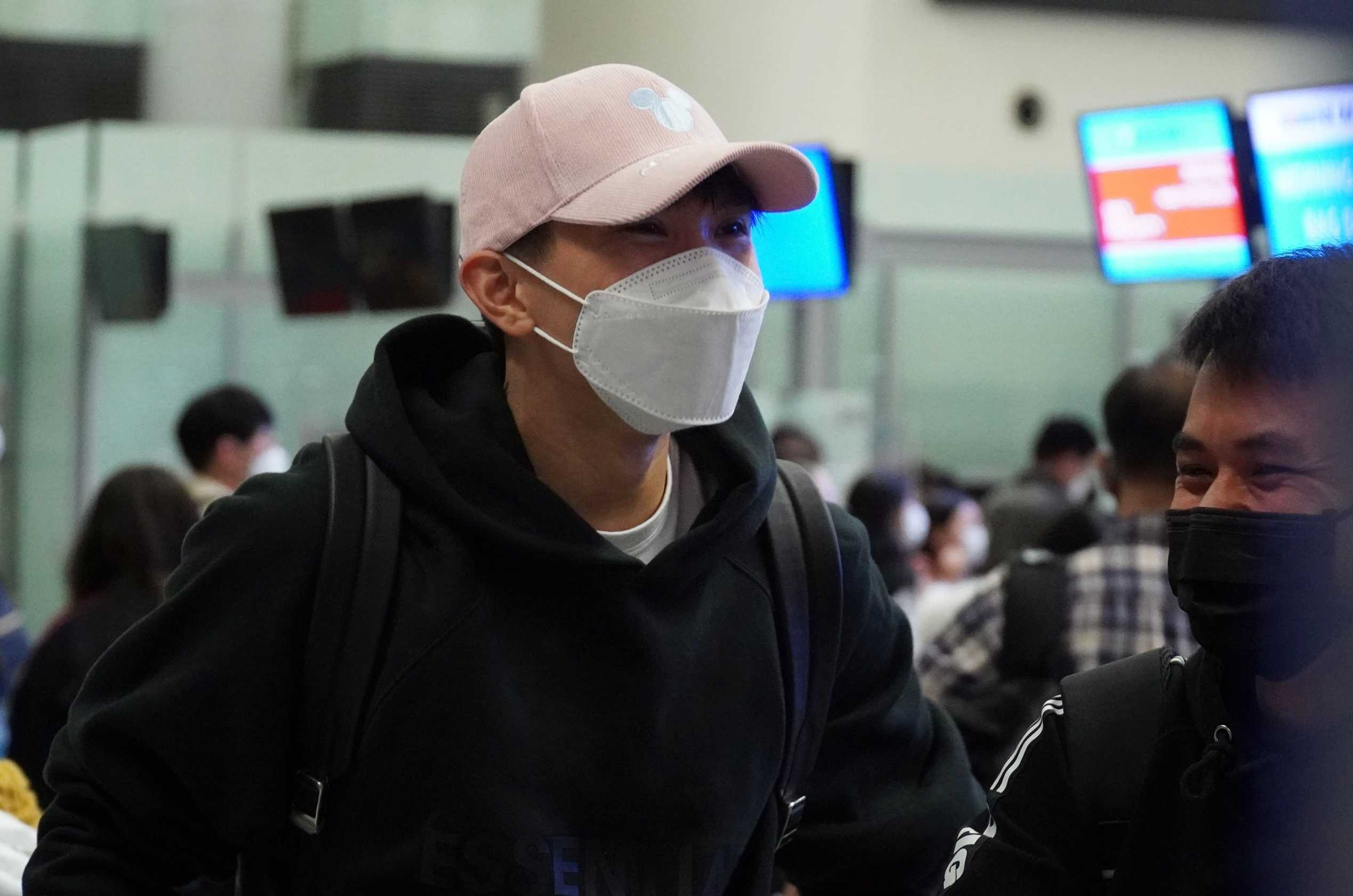 Van Hau bay sang Han Quoc phau thuat hinh anh