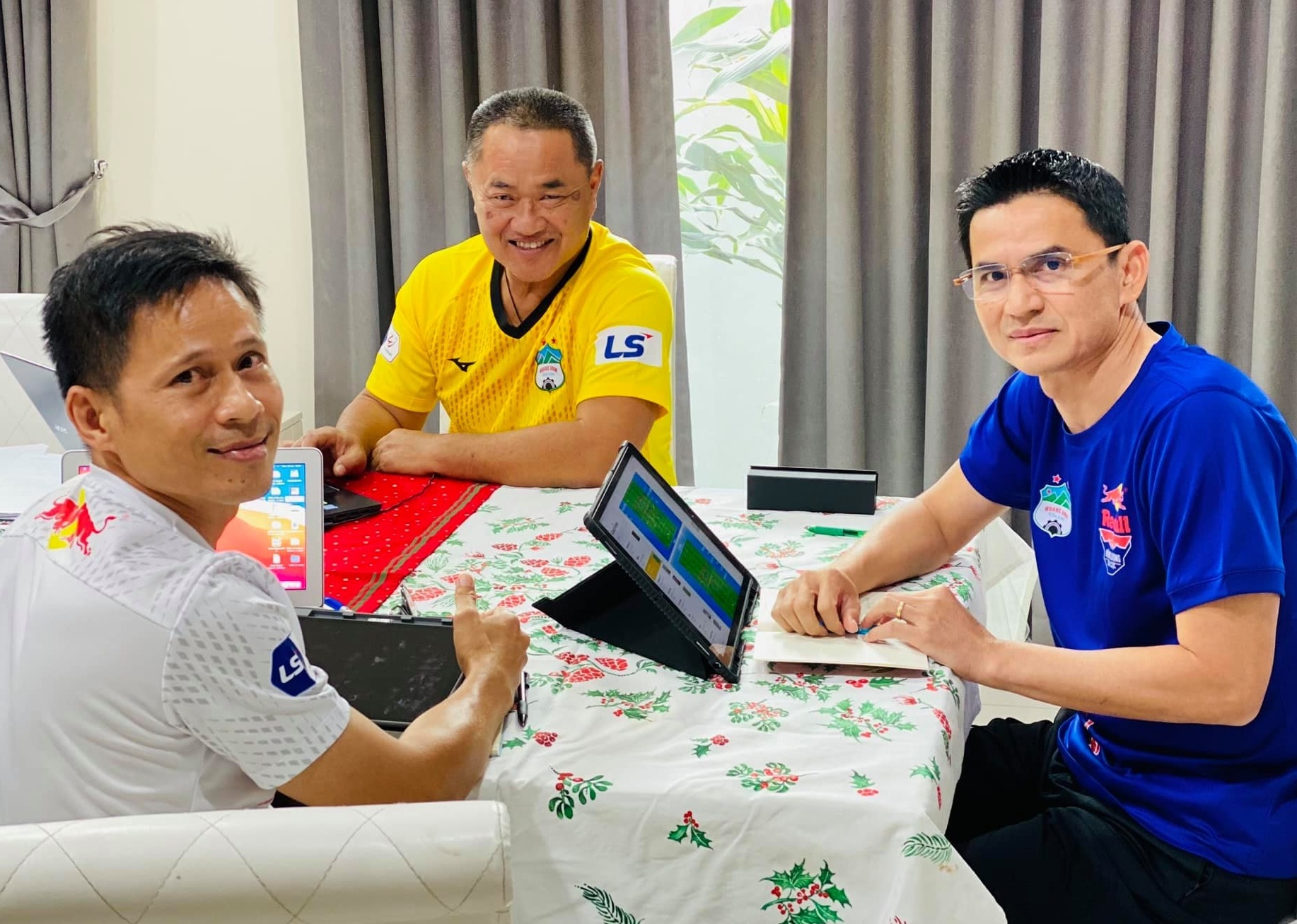 Tro ly cua HLV Kiatisuk hoi phuc sau khi mac Covid-19 hinh anh