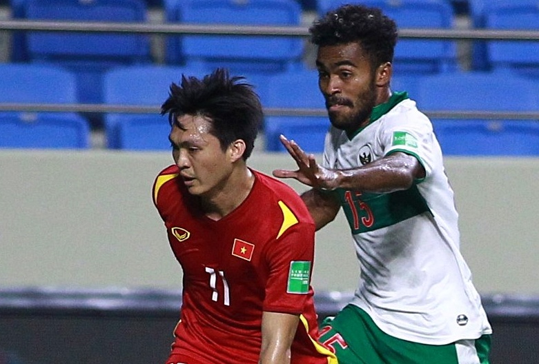 Chu tich LDBD Saudi Arabia bat binh voi trong tai hinh anh