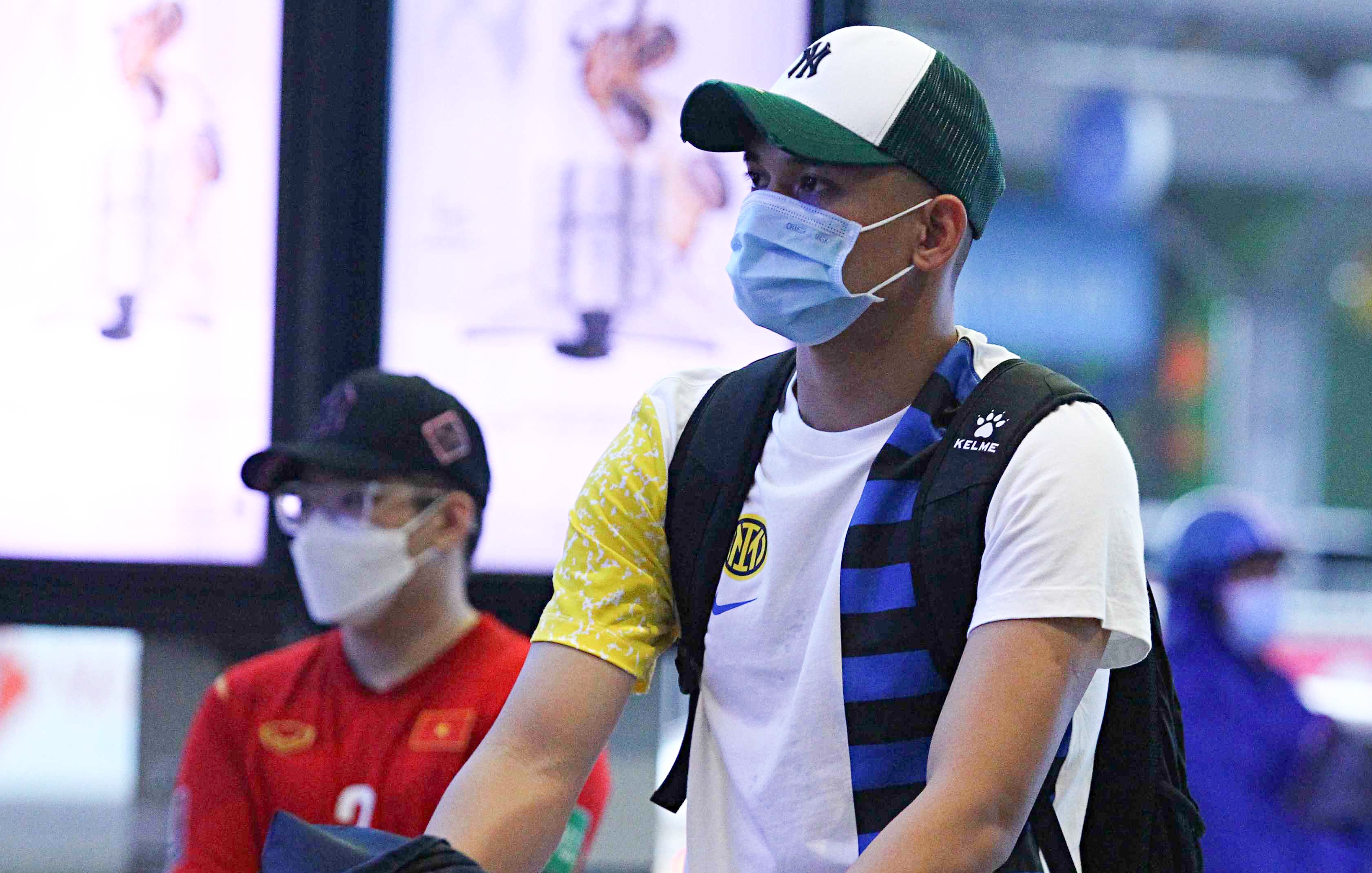 Thu mon Van Cuong cho gap HLV Park o san bay Tan Son Nhat hinh anh