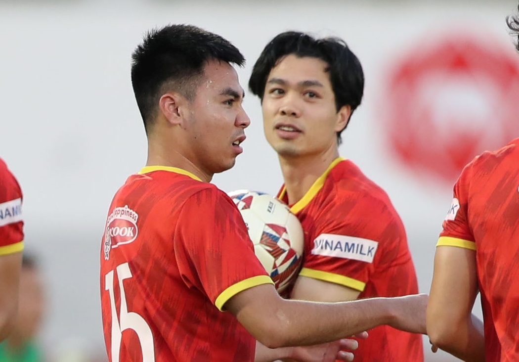 Tuyen Viet Nam tap xoay tua doi hinh o AFF Cup hinh anh