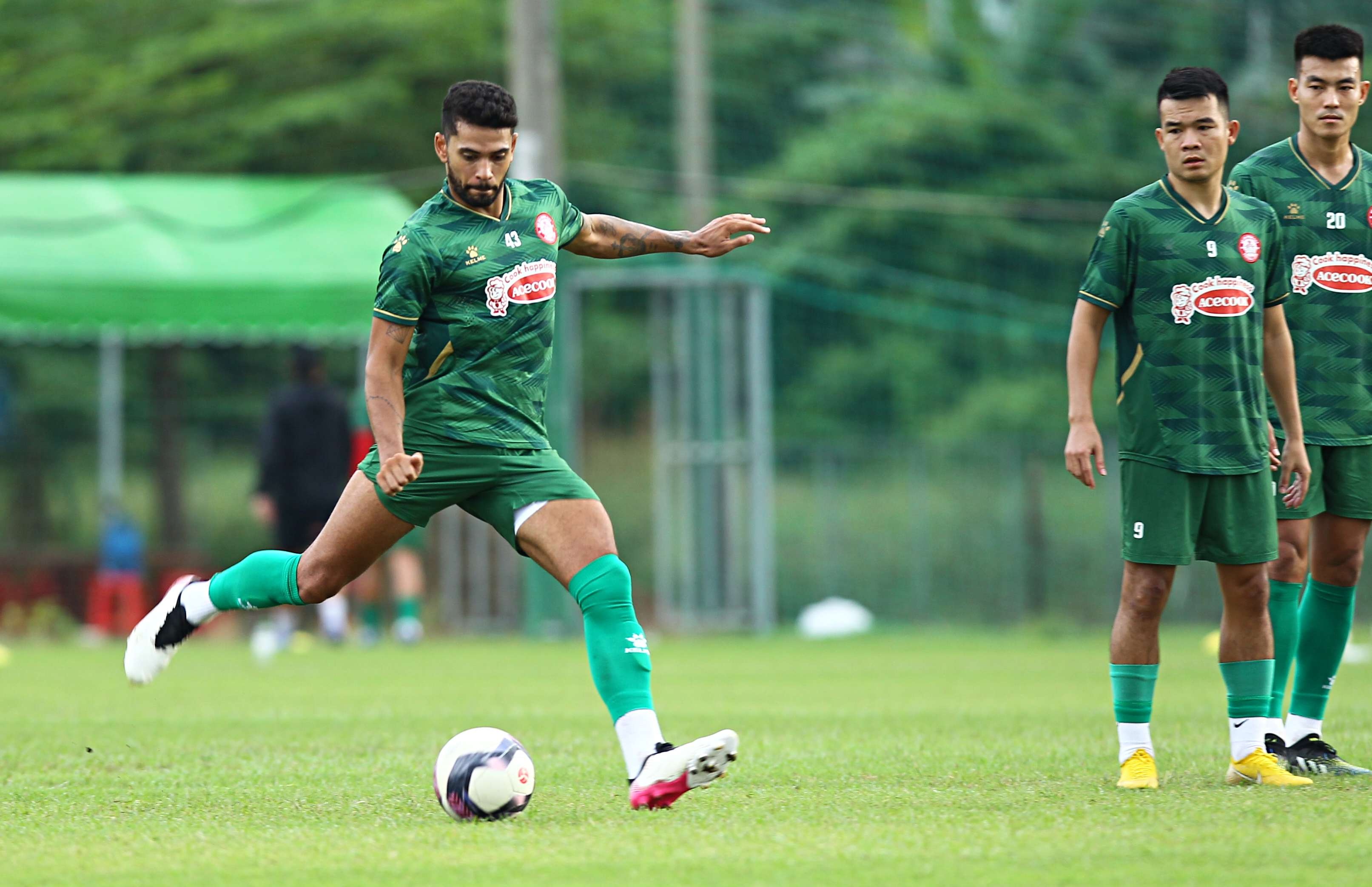 ngoai binh clb tp.hcm ra mat sau 6 thang anh 2