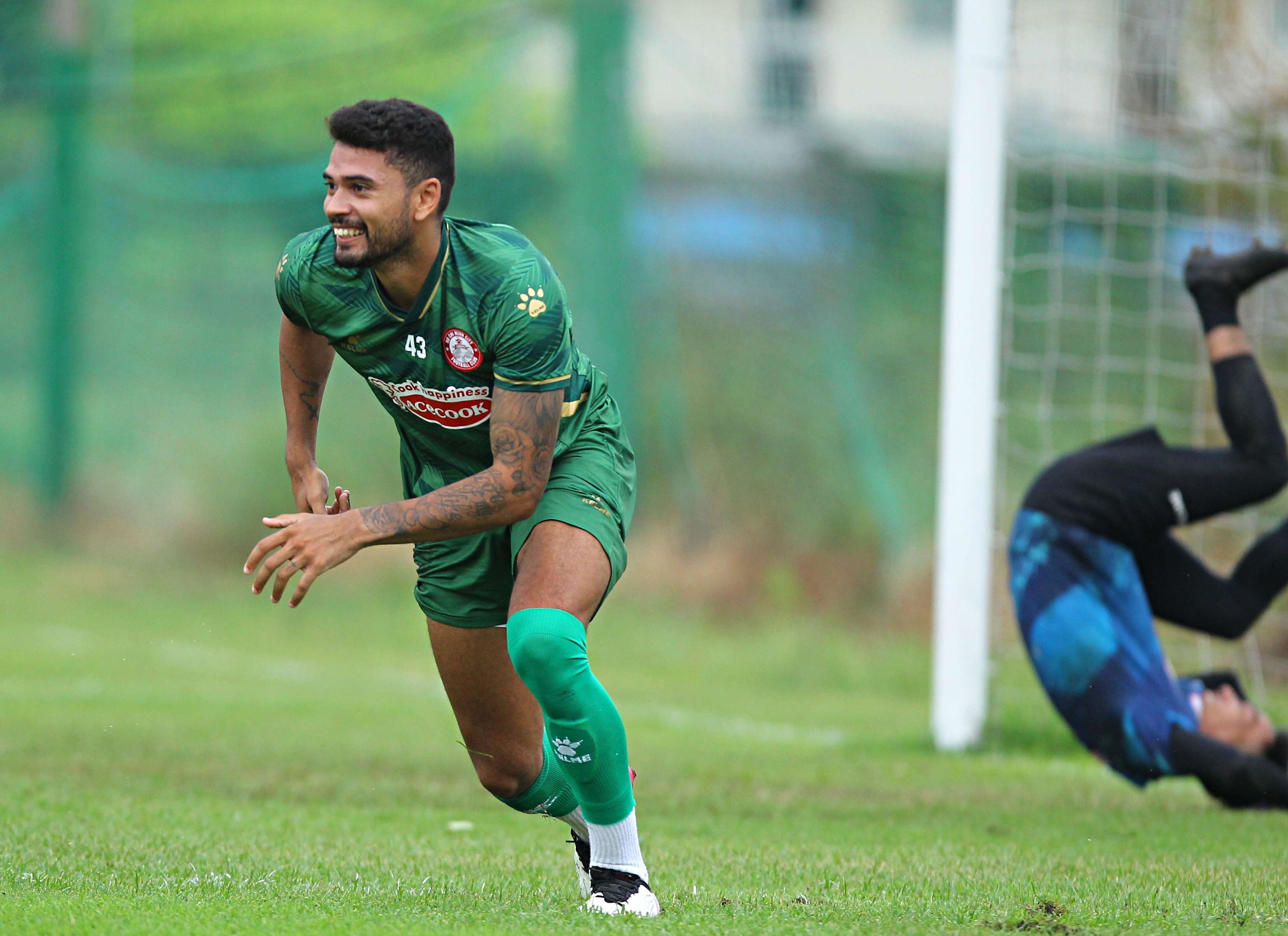 ngoai binh clb tp.hcm ra mat sau 6 thang anh 3