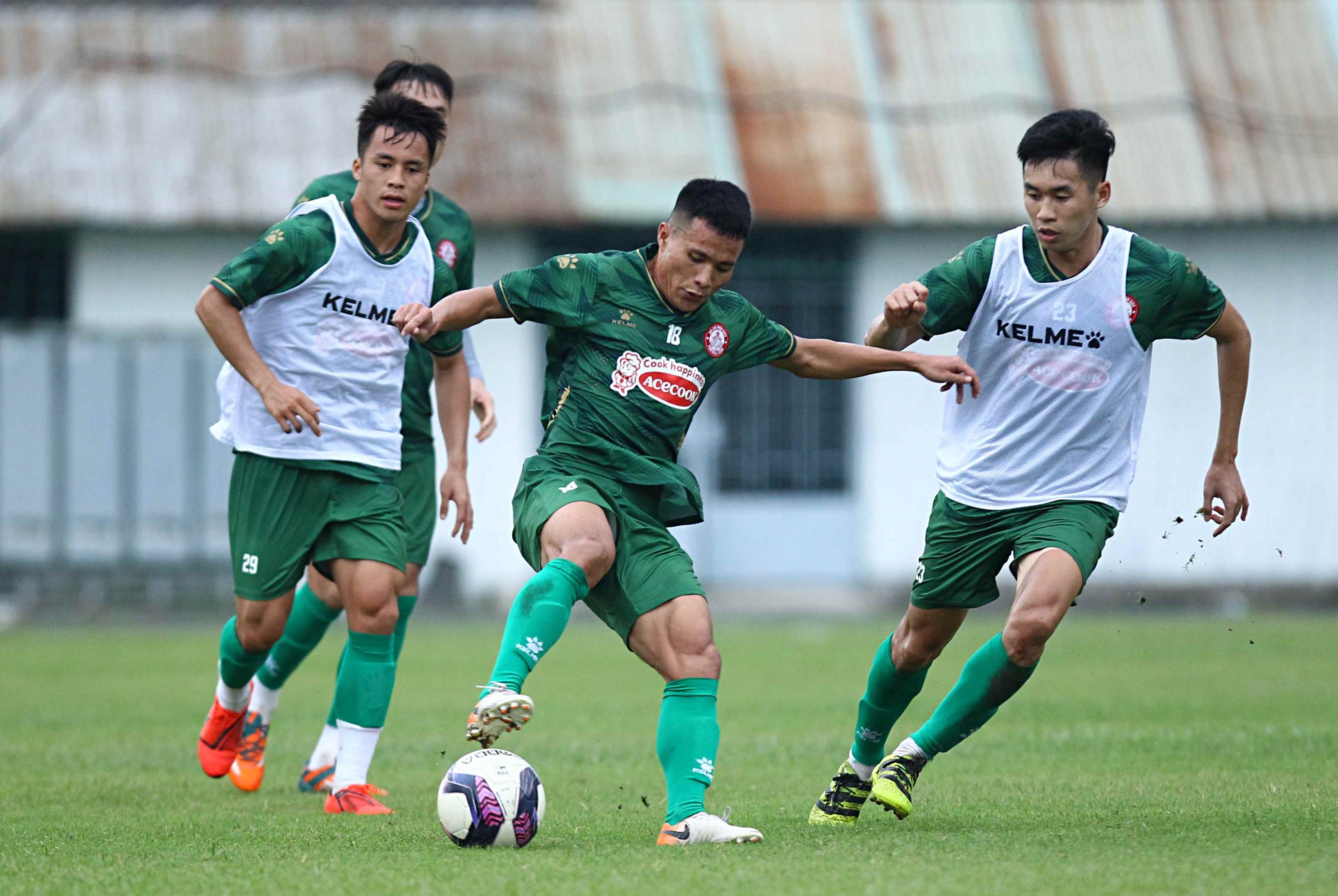 ngoai binh clb tp.hcm ra mat sau 6 thang anh 4