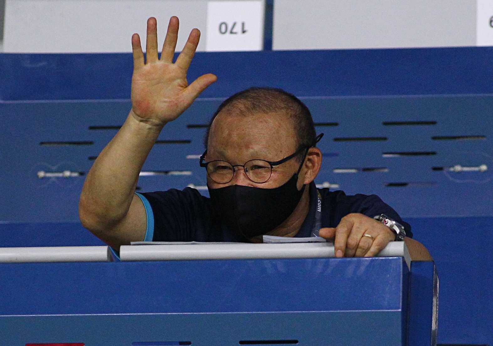 HLV Park va tro ly do tham doi thu tai AFF Cup hinh anh