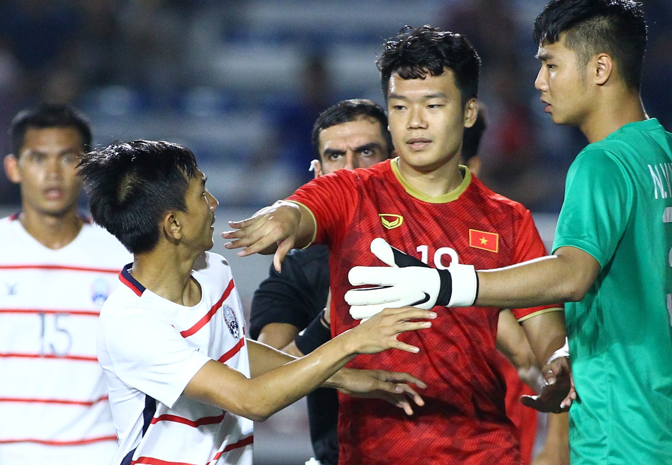 HLV tuyen Campuchia: Chung toi se doi cong voi Viet Nam hinh anh