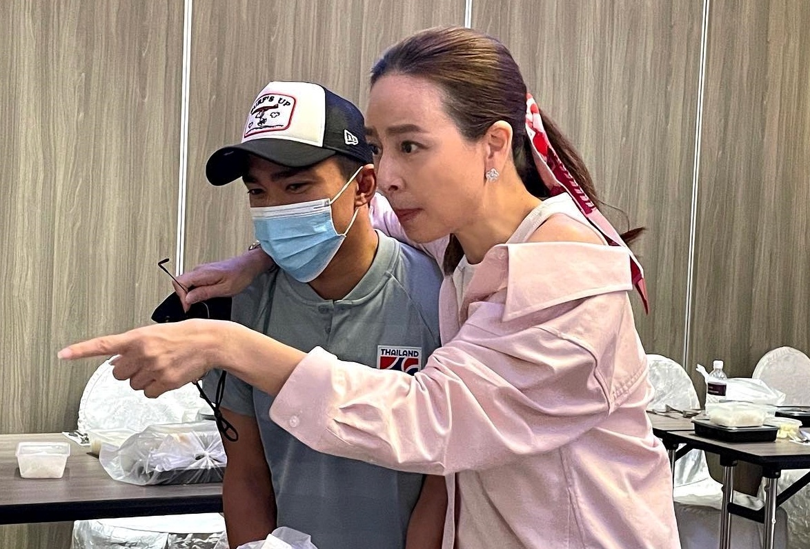 Nu ty phu tiep suc cho tuyen Thai Lan hinh anh