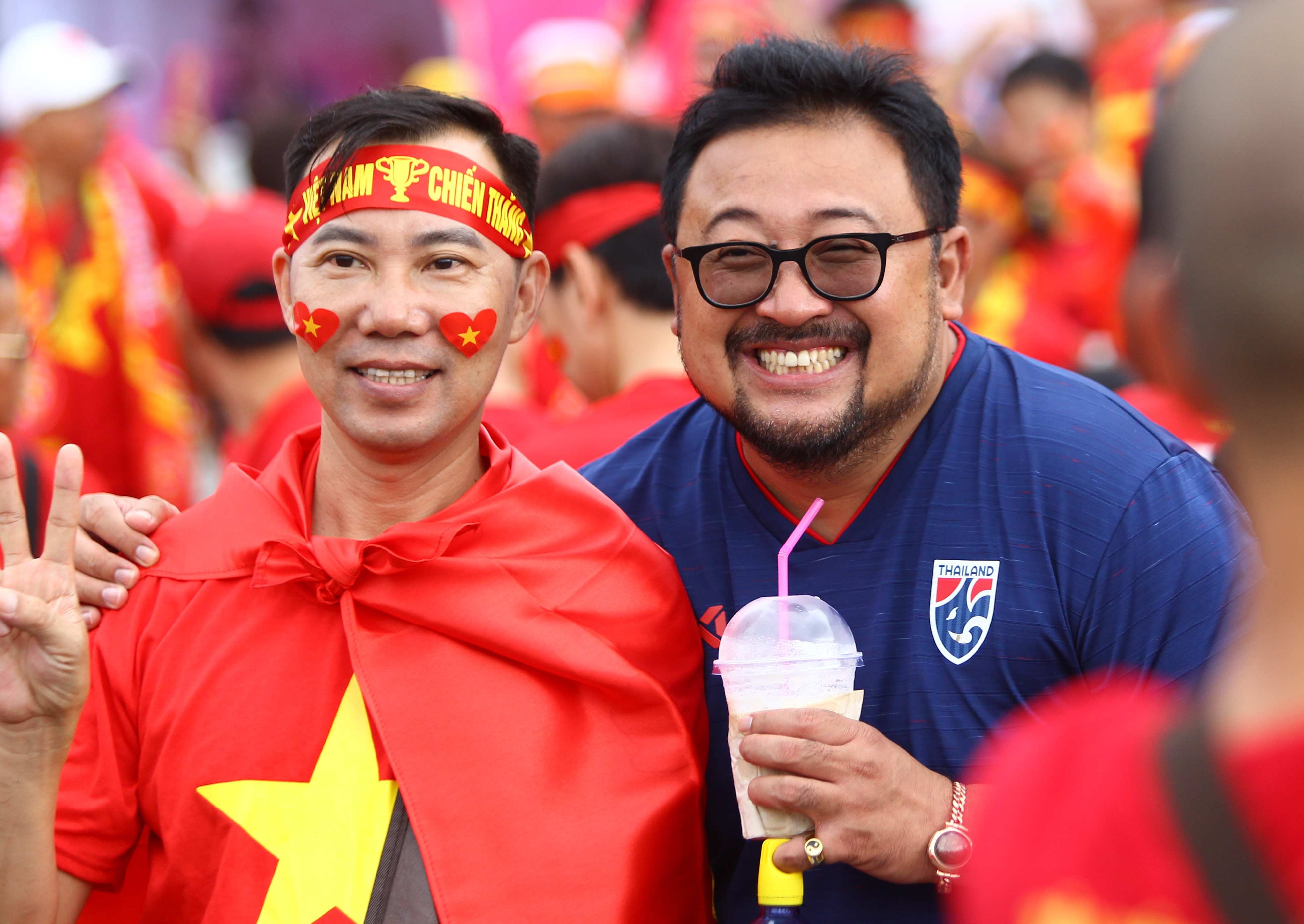 Het ve cho CDV Viet Nam xem tran dau voi Thai Lan hinh anh