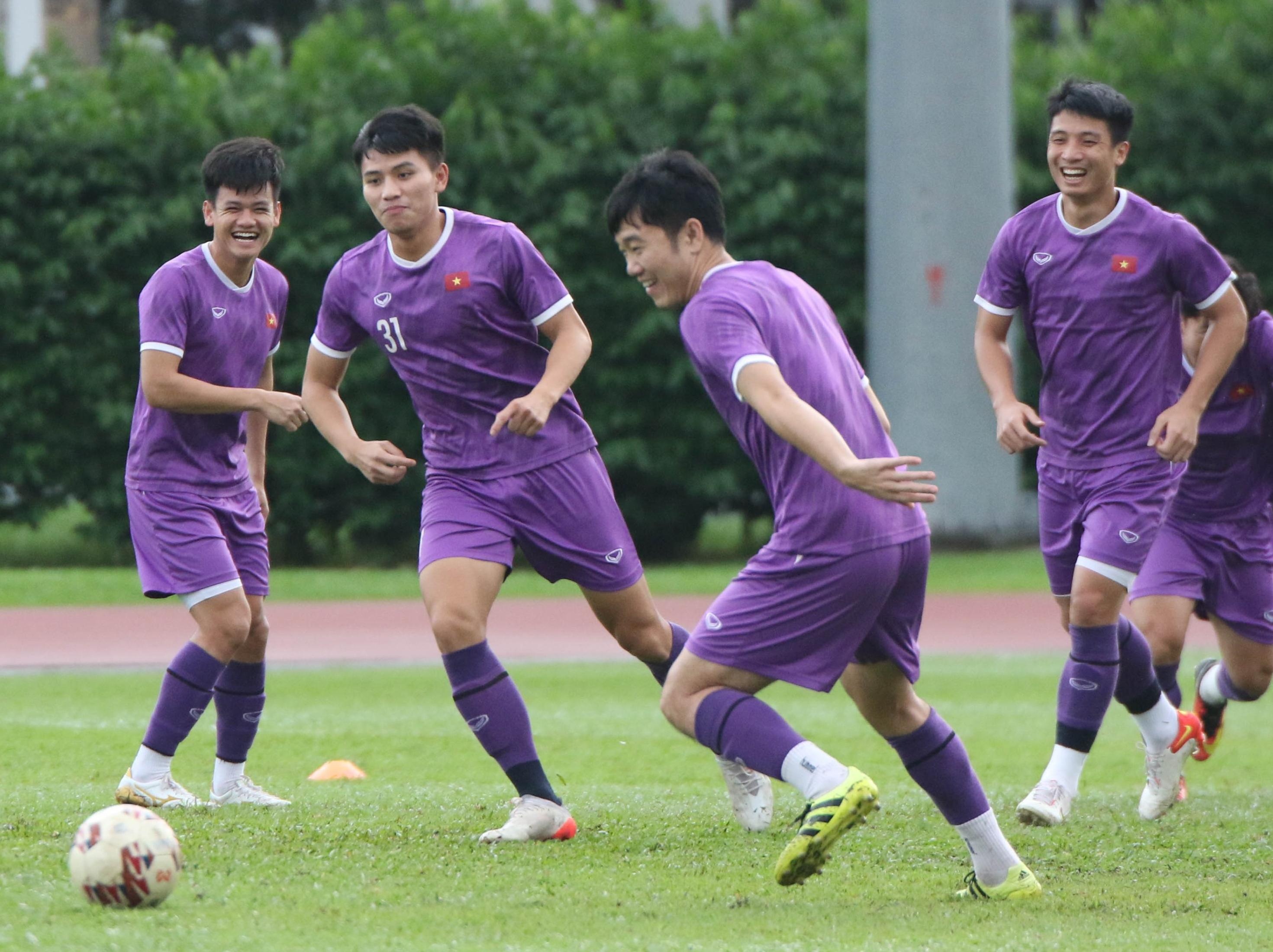 dinh trong,  bui tien dung tro lai truoc tran gap thai lan anh 6