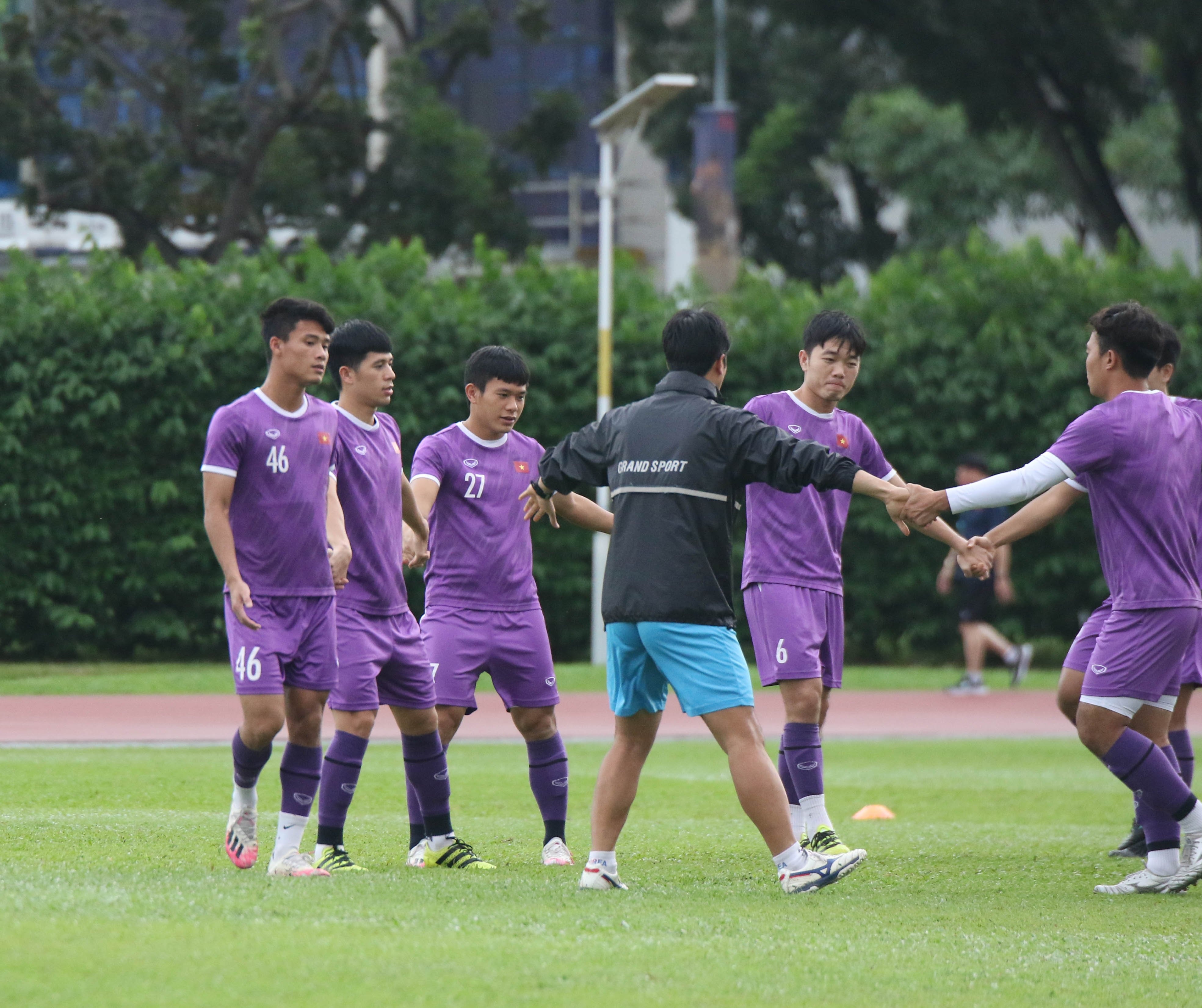 dinh trong,  bui tien dung tro lai truoc tran gap thai lan anh 5