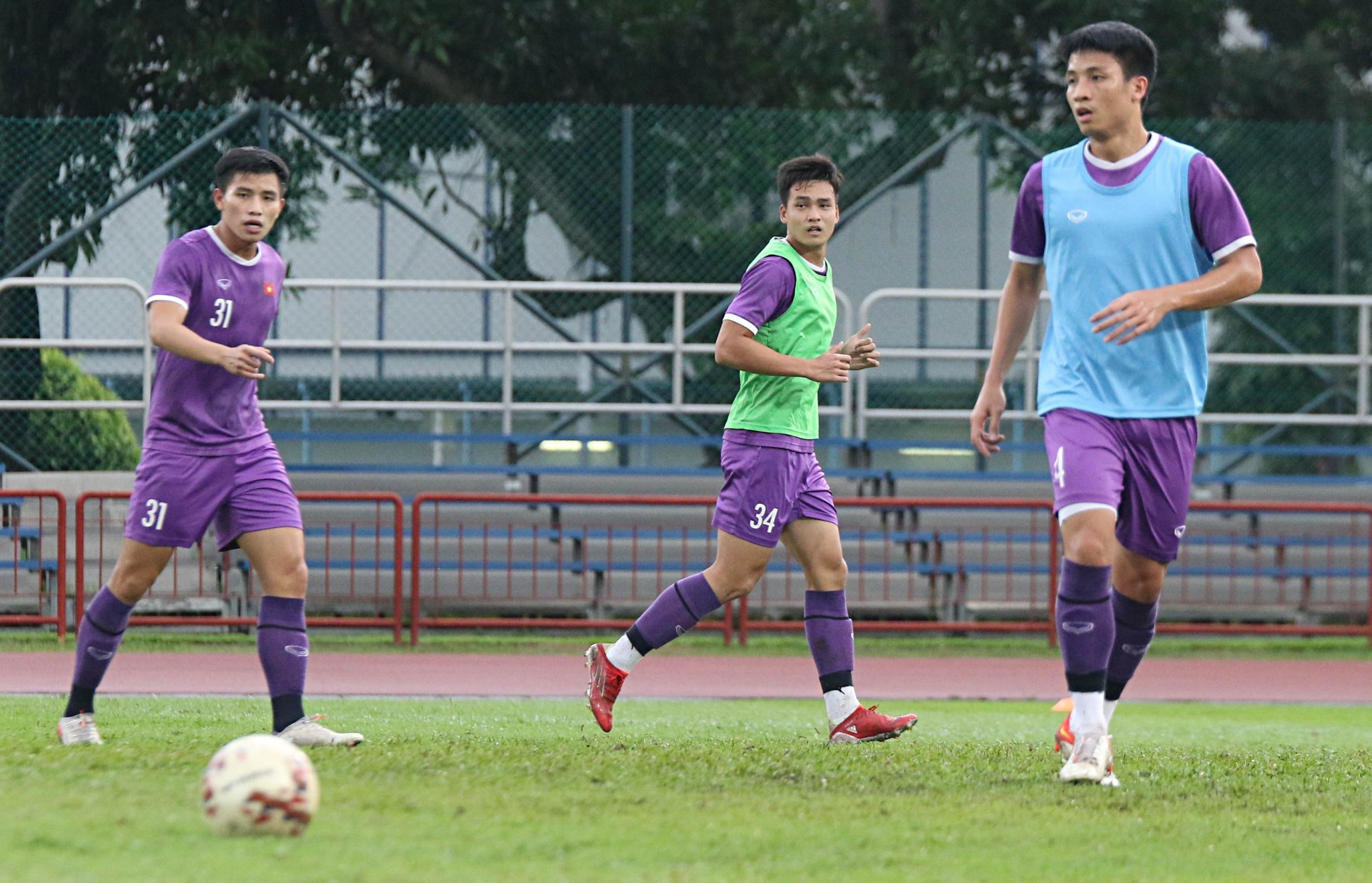 dinh trong,  bui tien dung tro lai truoc tran gap thai lan anh 7