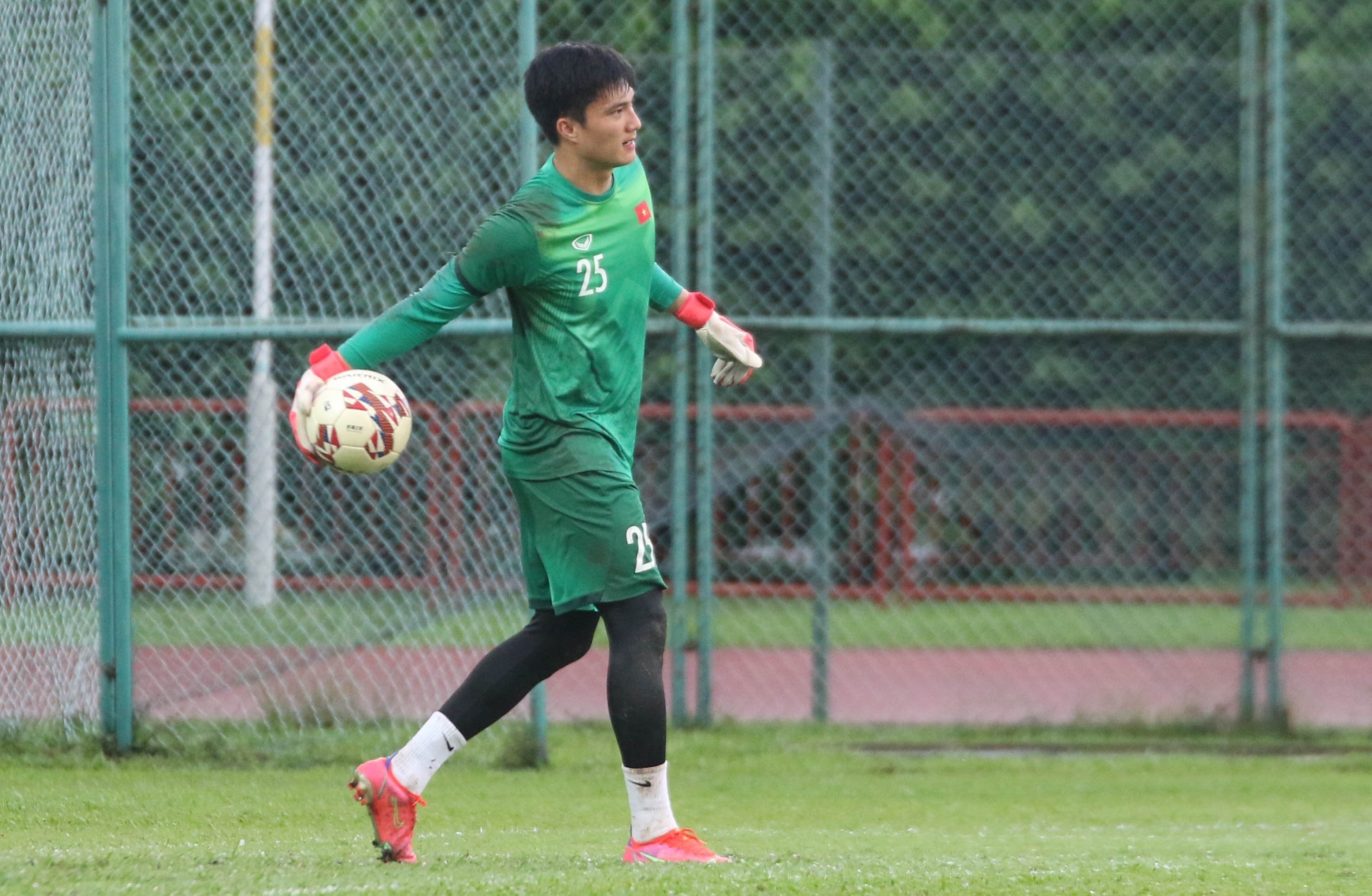 dinh trong,  bui tien dung tro lai truoc tran gap thai lan anh 8