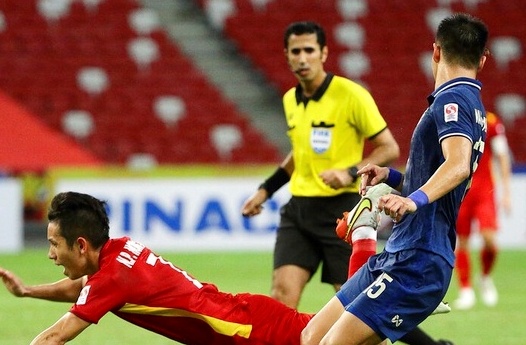 Trong tai bat tran Viet Nam - Thai Lan roi AFF Cup 2020 hinh anh