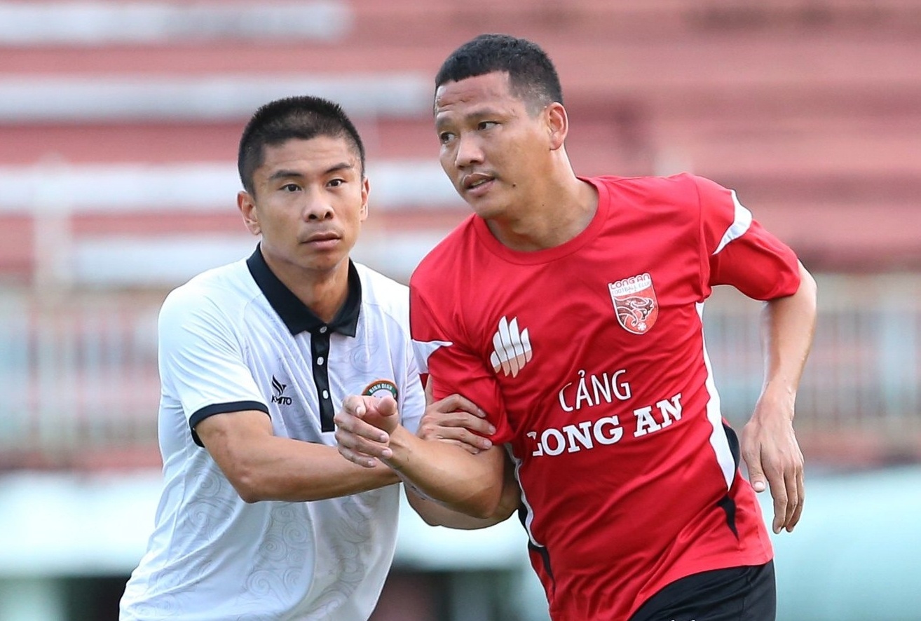 Anh Duc vua huan luyen vua thi dau o CLB Long An hinh anh