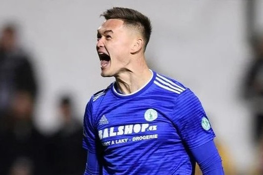 Thu mon Viet kieu co doi bong moi o chau Au hinh anh