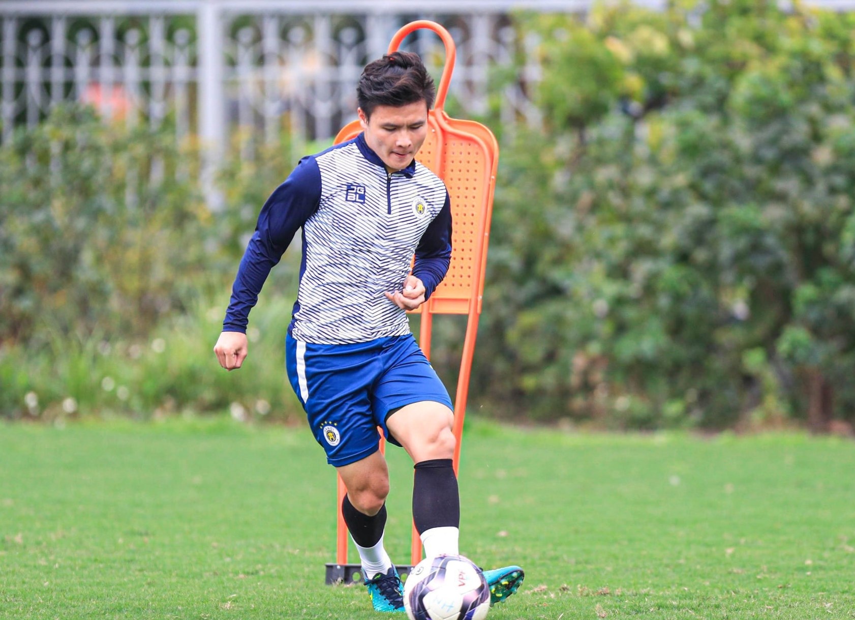 Quang Hai nghi nhiem Covid-19 anh 1