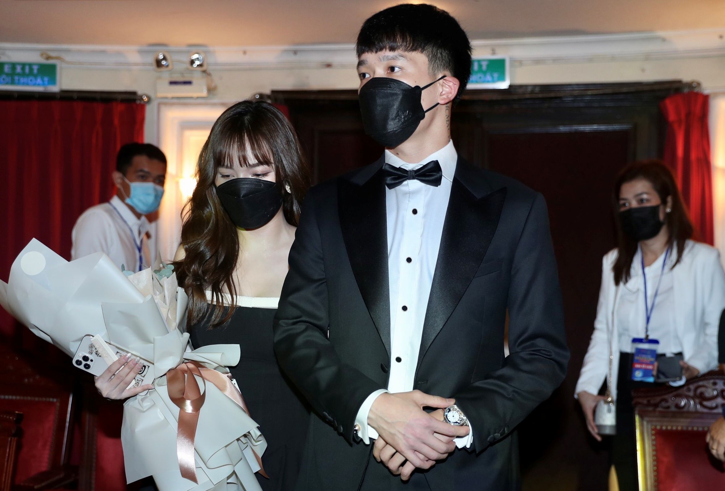 Tien Linh le bong, Hoang Duc dua ban gai du QBV 2021 hinh anh