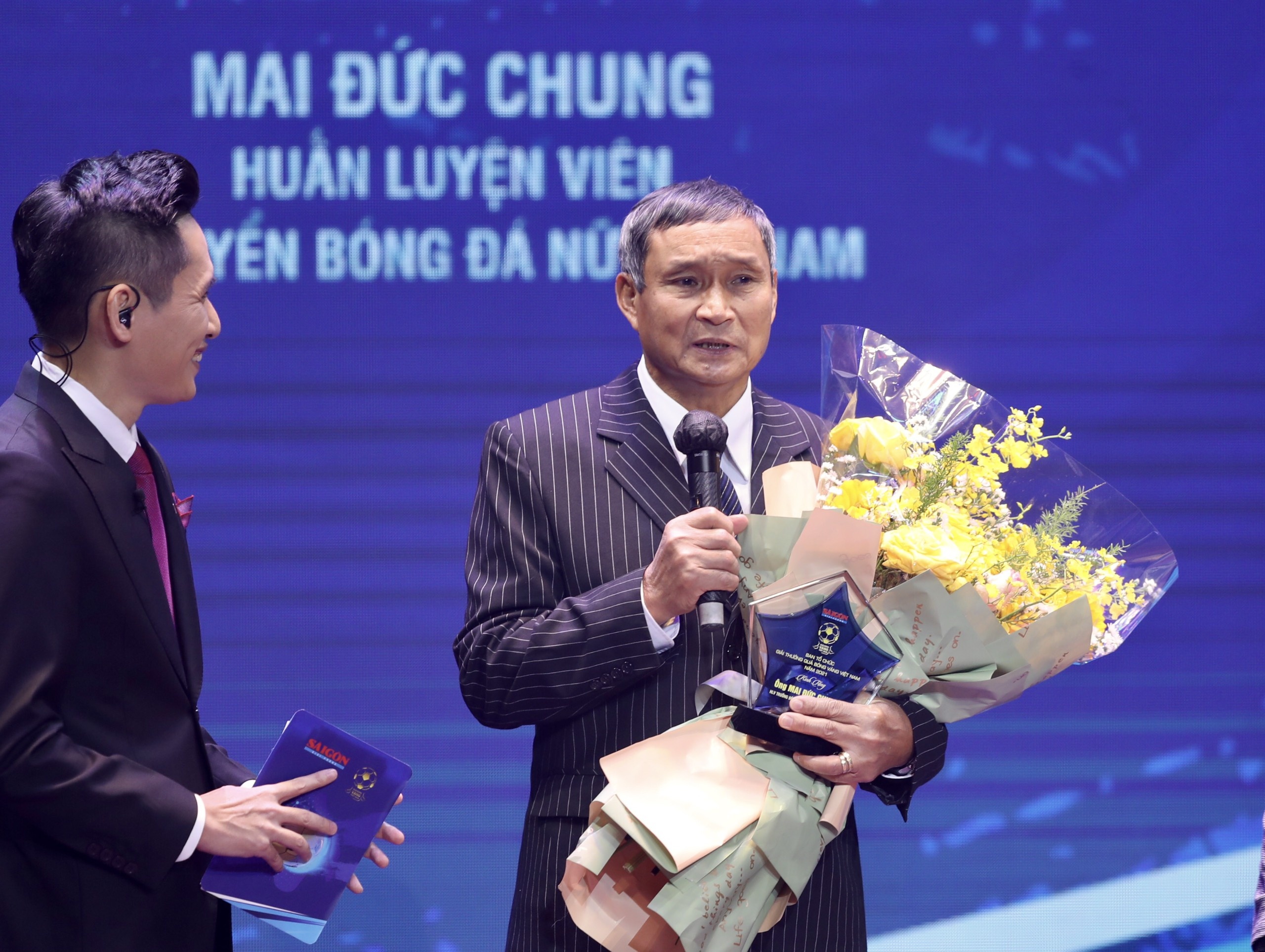 Thanh Nha ben len ben canh cau thu tre futsal anh 8