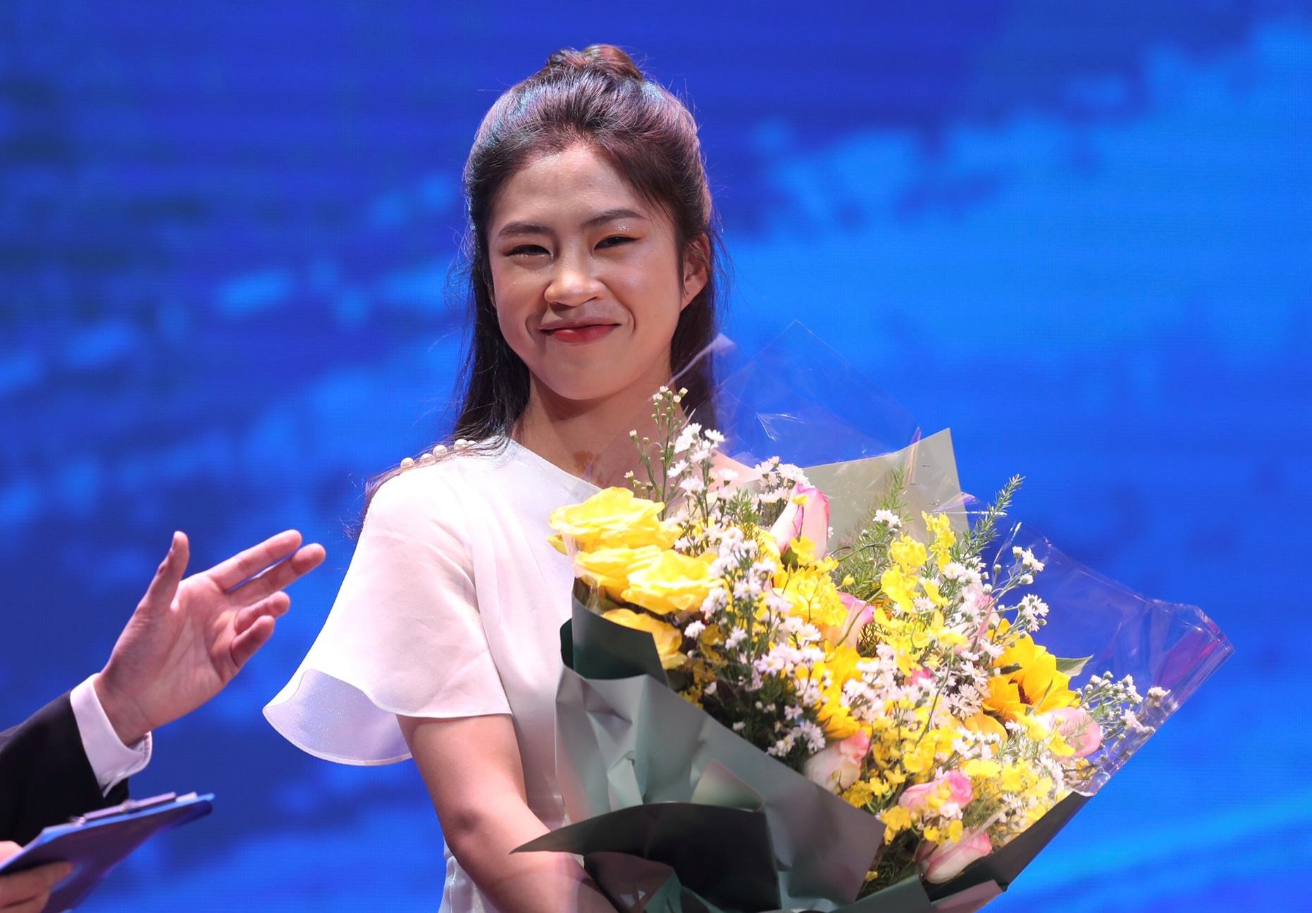 Thanh Nha ben len khi dung canh cau thu tre futsal hinh anh