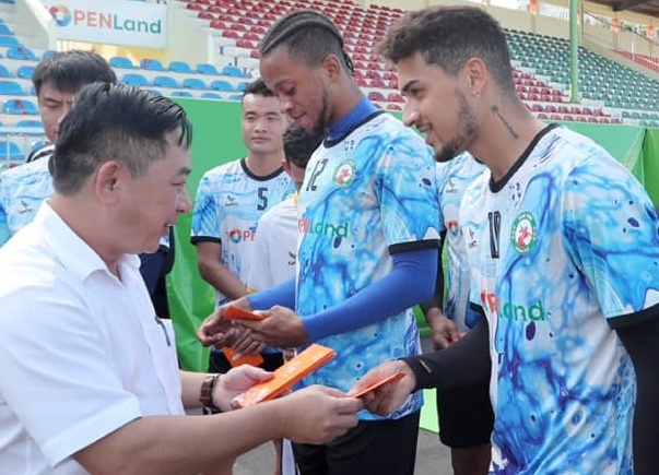 14 cau thu CLB Binh Dinh mac Covid-19 truoc tran gap Viettel hinh anh