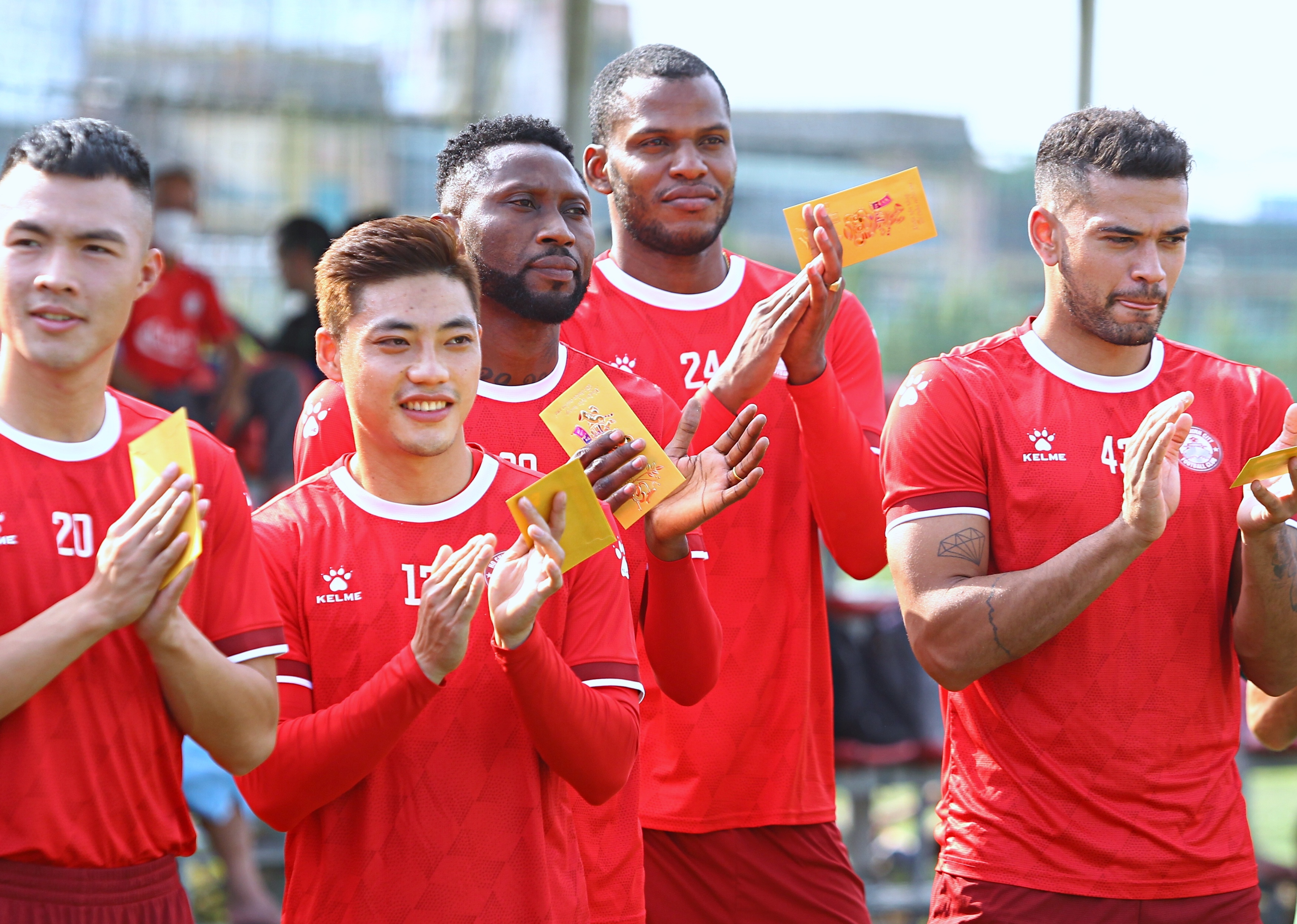 CLB TP.HCM dan xep lum xum tien bac voi cau thu anh 1