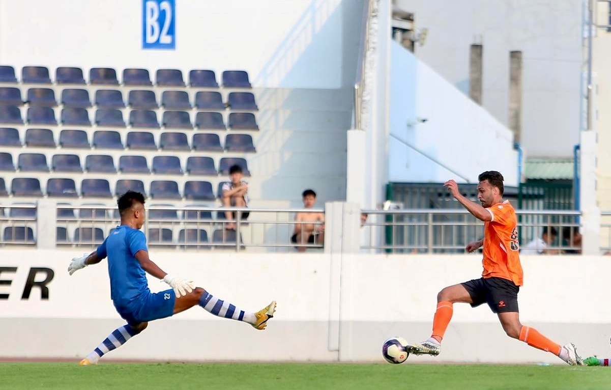 CLB TP.HCM ky nua mua giai voi ngoai binh Brazil anh 1