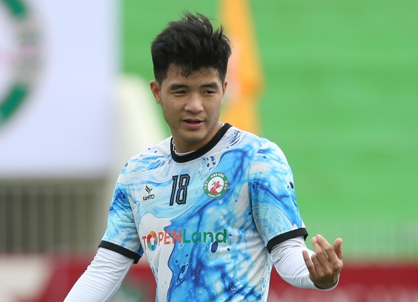 Ha Duc Chinh tro lai tap luyen sau dam hoi hinh anh