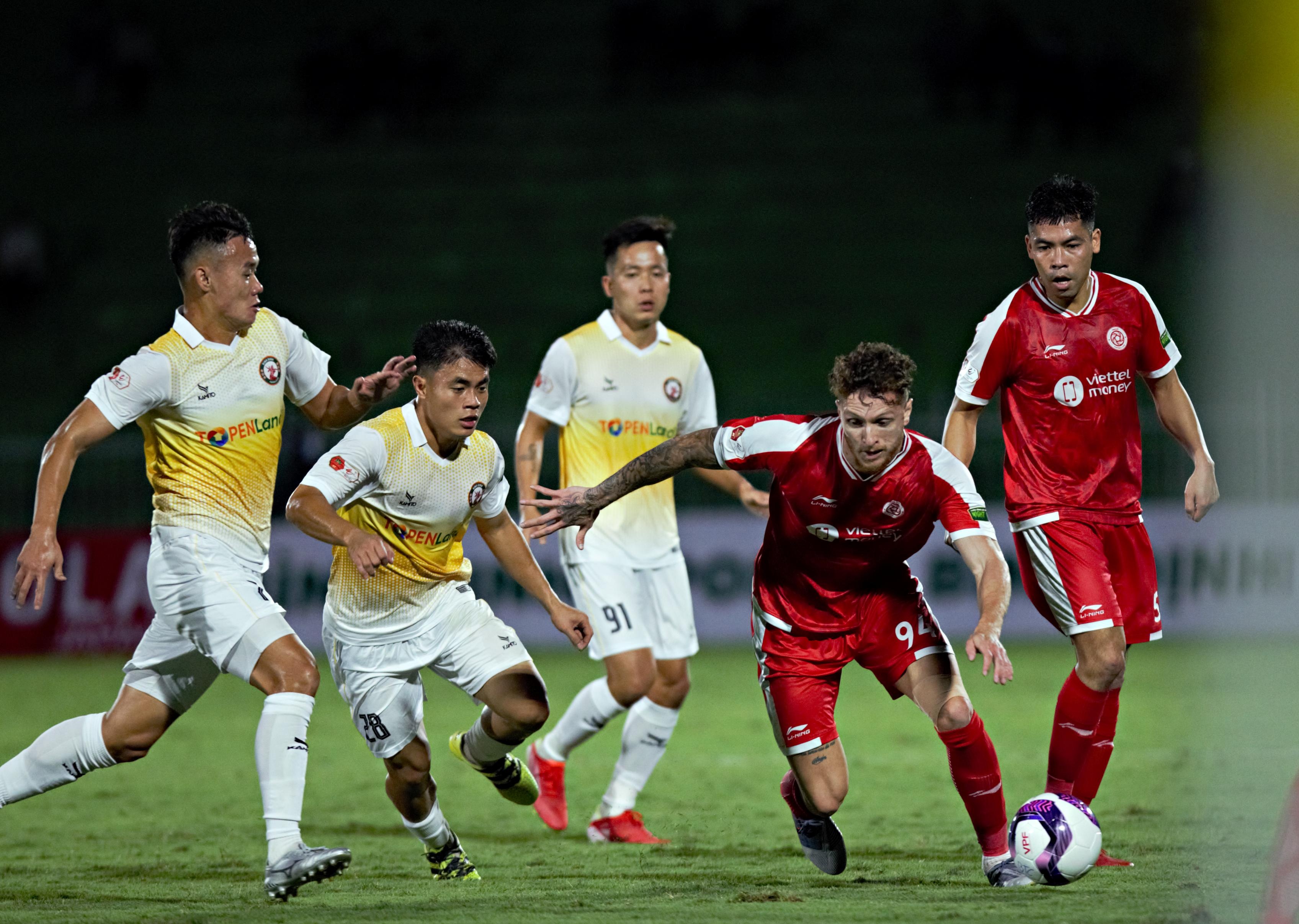 Nguyen Manh khien doi thu than phuc pha cuu thua anh 6