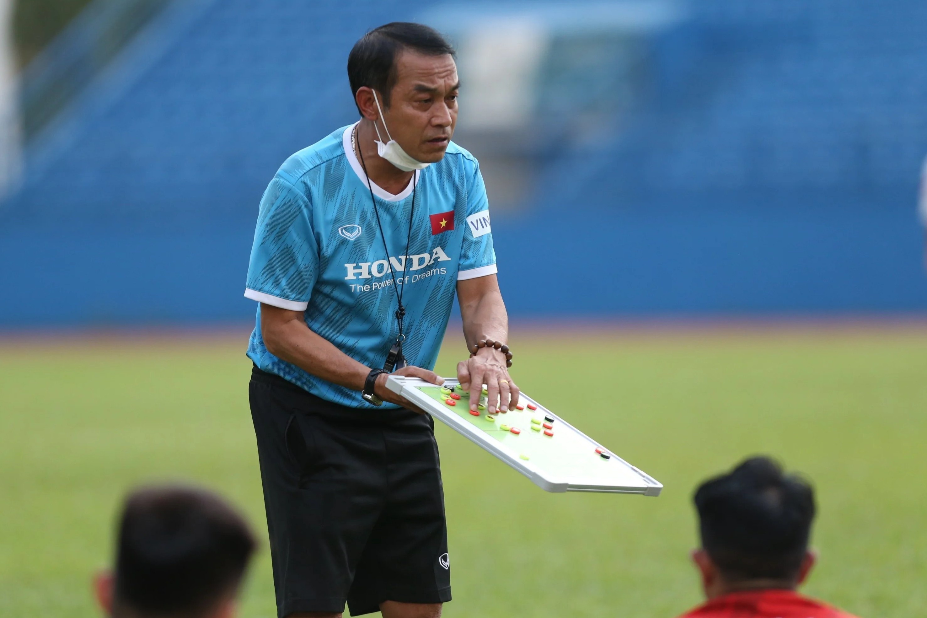 HLV Dinh The Nam mac Covid-19 hinh anh