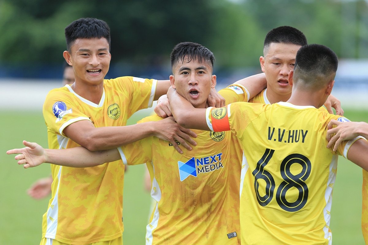 Quoc Vuong dua Hoa Binh thang hang V.League 2 anh 1