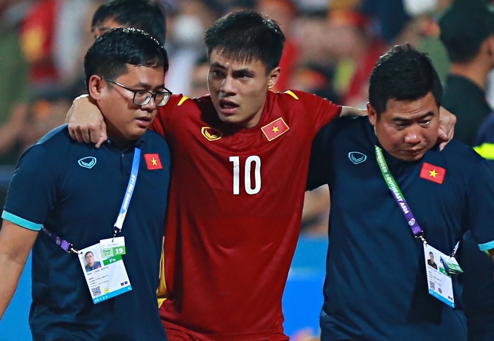 Nhieu cau thu U23 Viet Nam bi dau bung truoc tran gap Thai Lan hinh anh