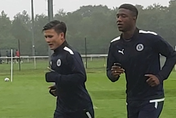 Quang Hai tap buoi dau tien o Pau FC hinh anh